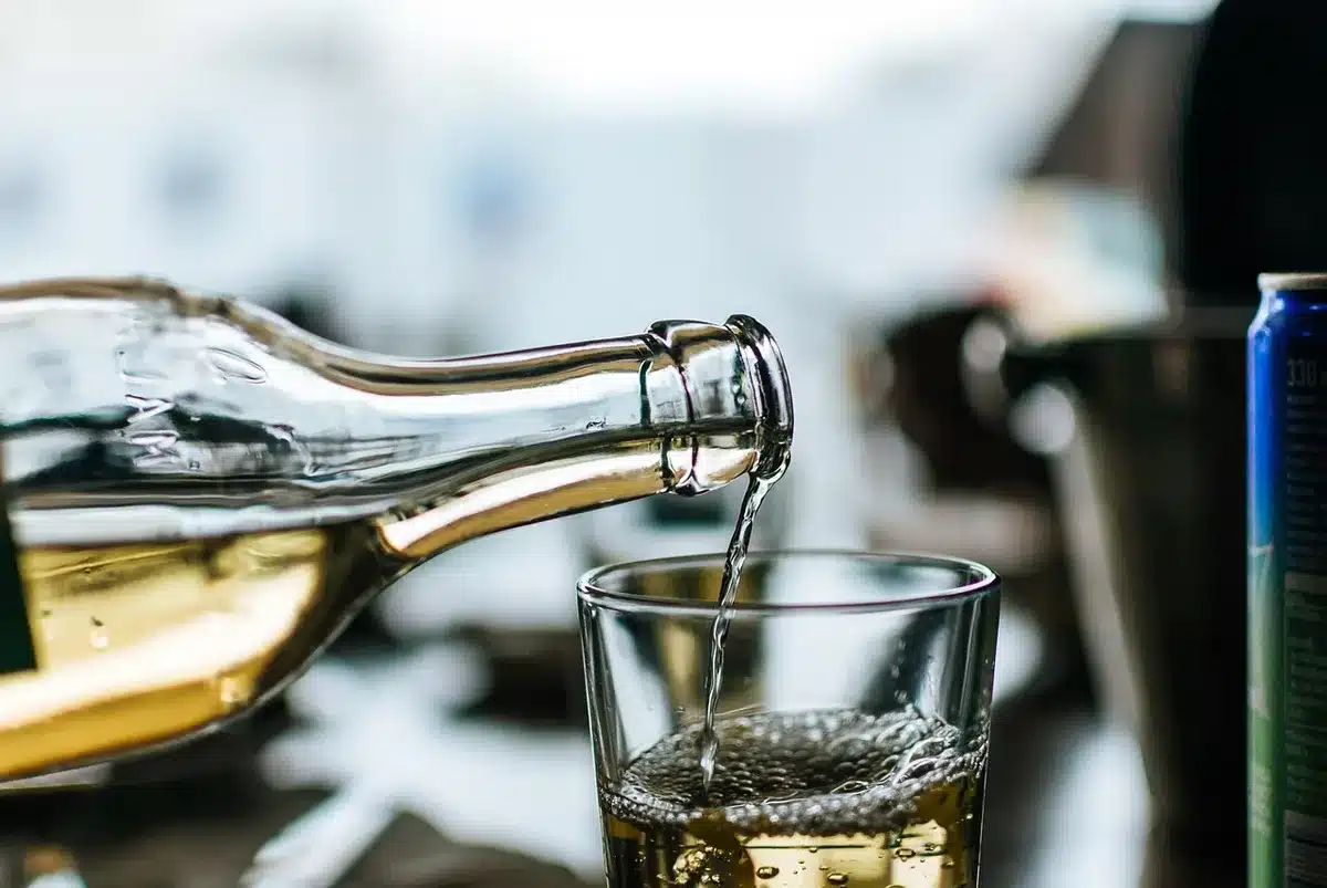 Boissons festives sans alcool posées sur une table en journée