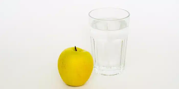Personne assise à table avec un repas, illustrant les défis nutritionnels de la maladie de Crohn