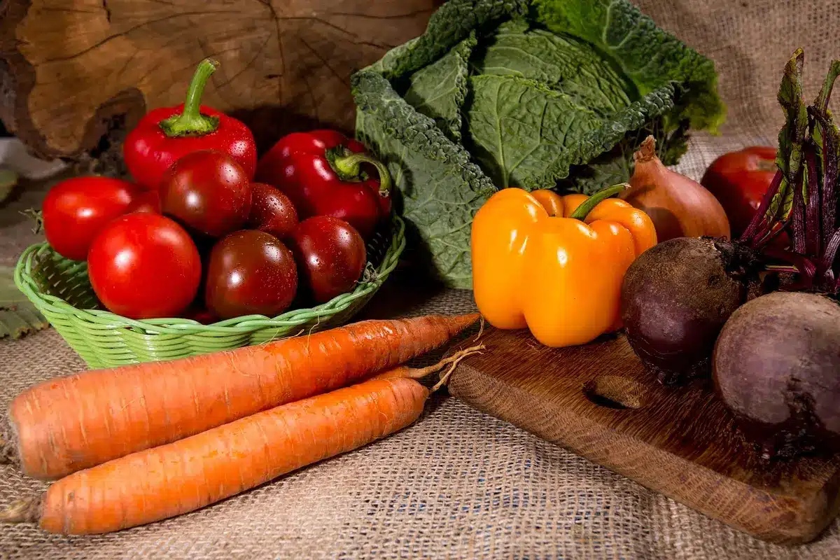 Assiette de betteraves crues râpées sur une table, vue de jour