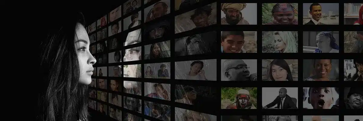 Projection d'un fil de réseaux sociaux vue par des adolescents en classe