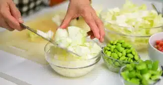 Avocat coupé en deux sur une planche à découper en bois dans une cuisine
