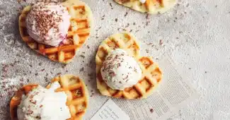 Bols de glace et sorbet colorés avec étiquette nutritionnelle sur une table ensoleillée