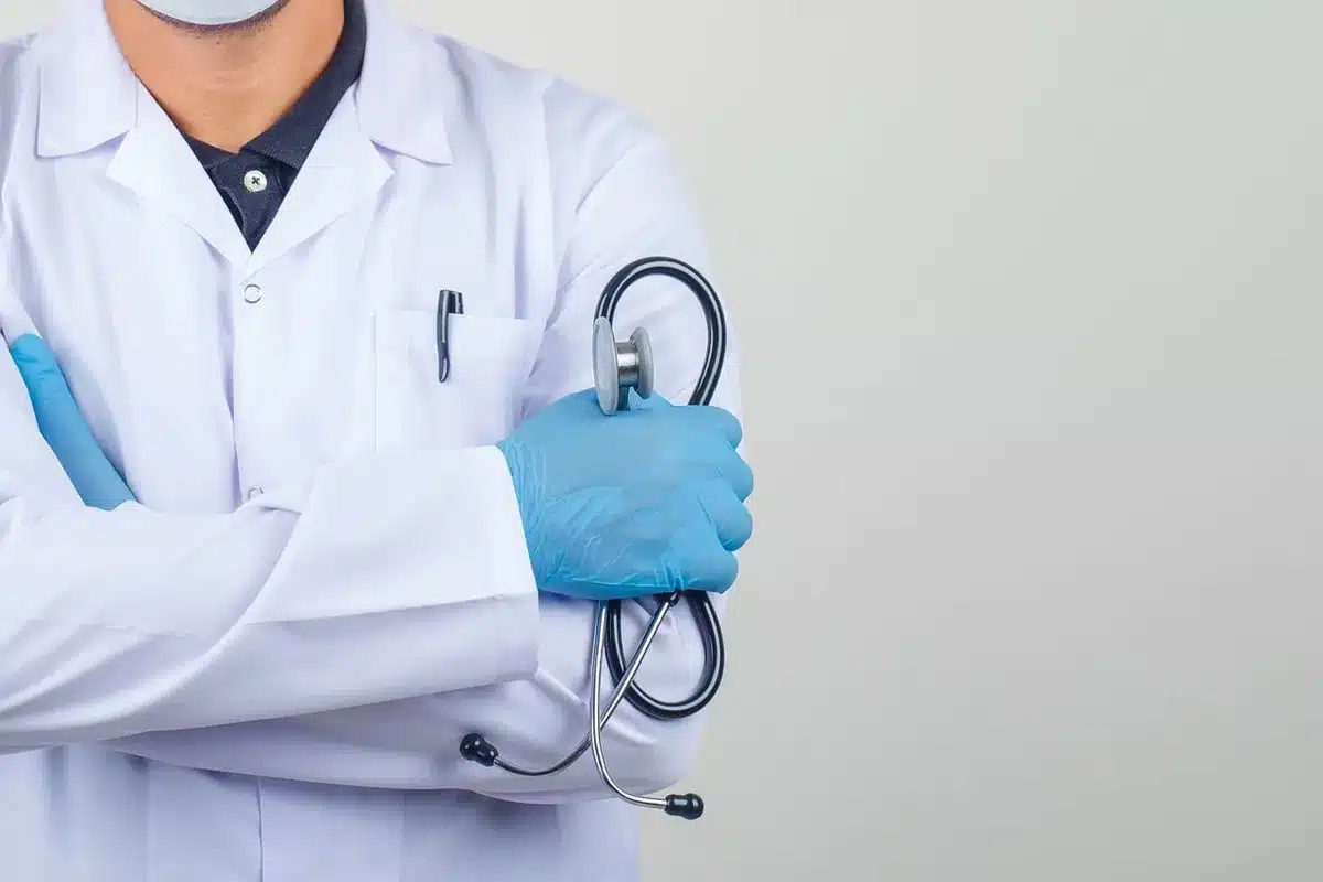 Consultation médicale en pleine journée entre un patient et un professionnel de santé