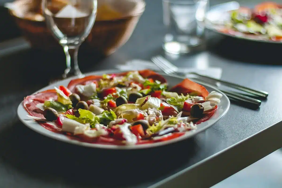 Comparaison d'aliments bruts et produits transformés posés sur une table