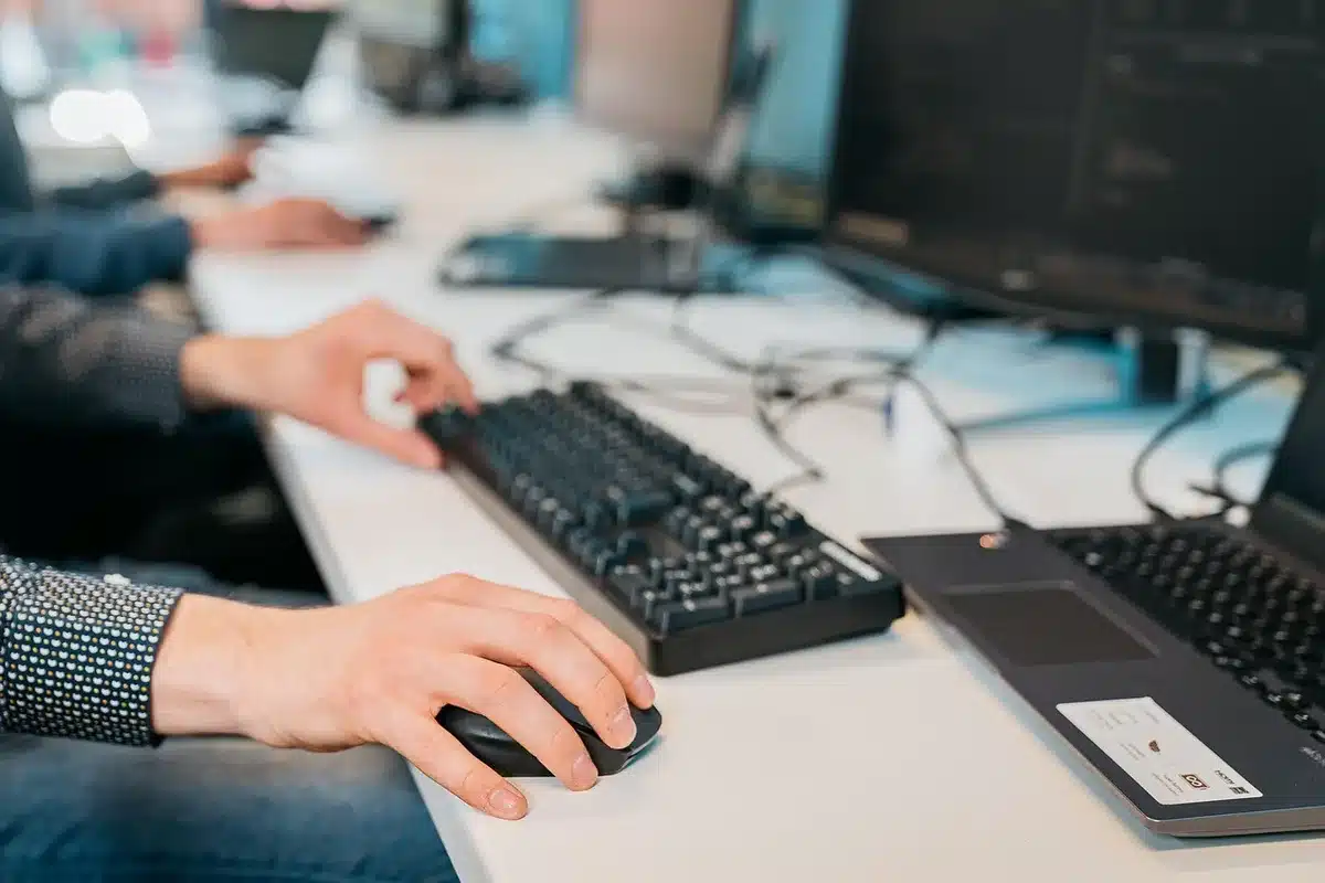 Espace de travail adapté avec chaise confortable et grand bureau près d'une fenêtre