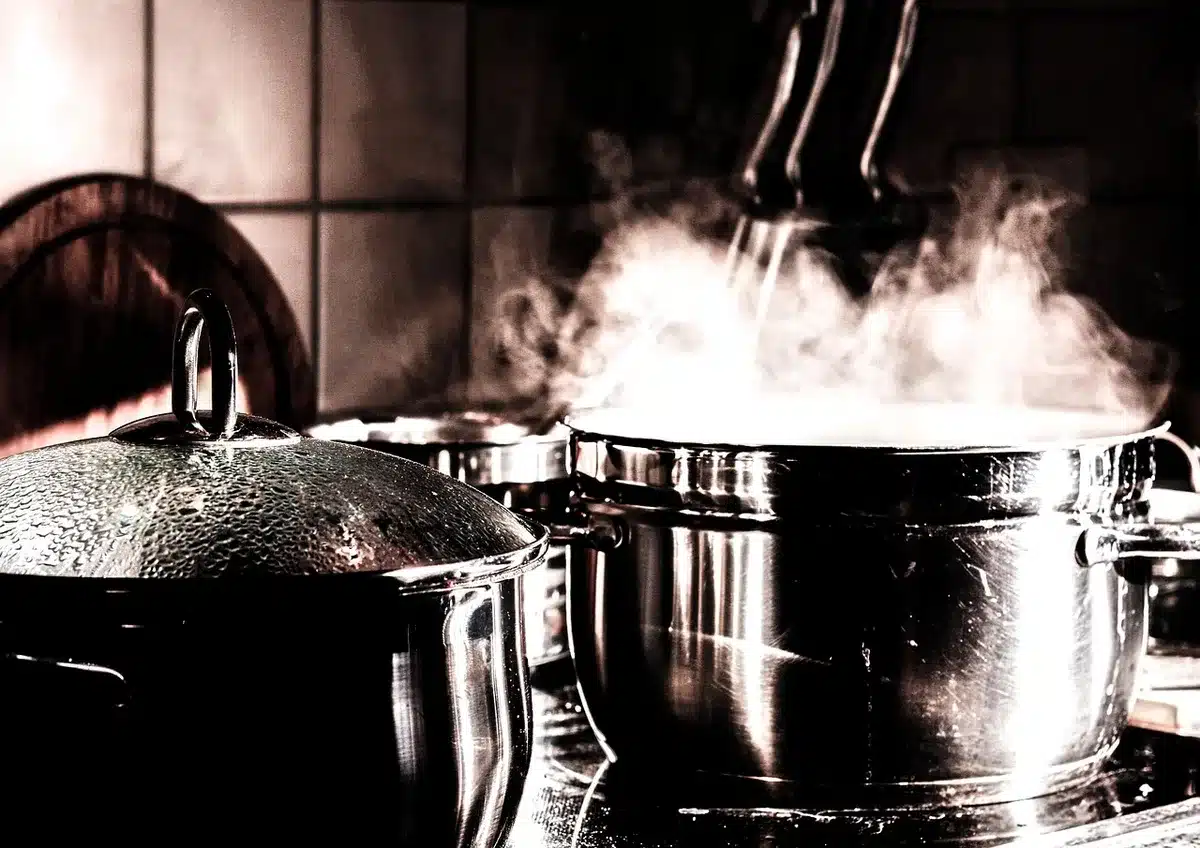 Casserole de céréales en cuisson, cuillère surveillant la texture al dente