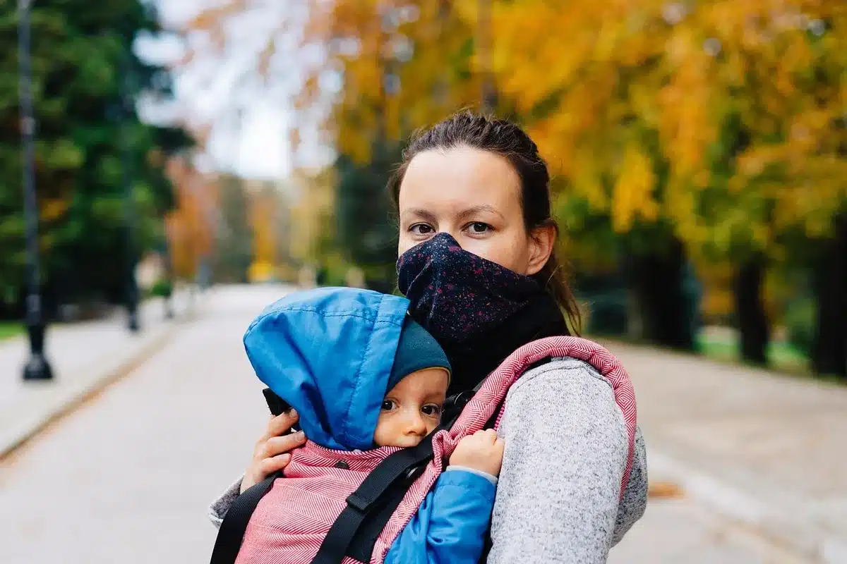 Courbe de croissance et mains mesurant la taille d'un enfant