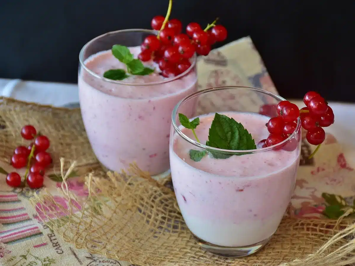 Versement de liquide dans un blender sur un plan de travail en journée