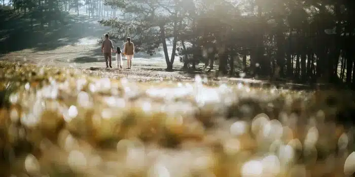 Famille anonyme faisant une activité physique ensemble dans un parc en plein jour