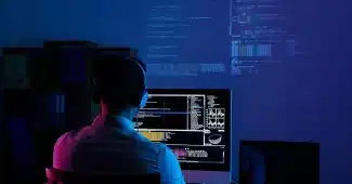 Adolescent utilisant un téléphone tard le soir dans une chambre sombre, écran lumineux reflétant sur le visage.