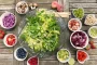 Bol coloré avec légumes, pois chiches et avocat sur une table en lumière douce du soir
