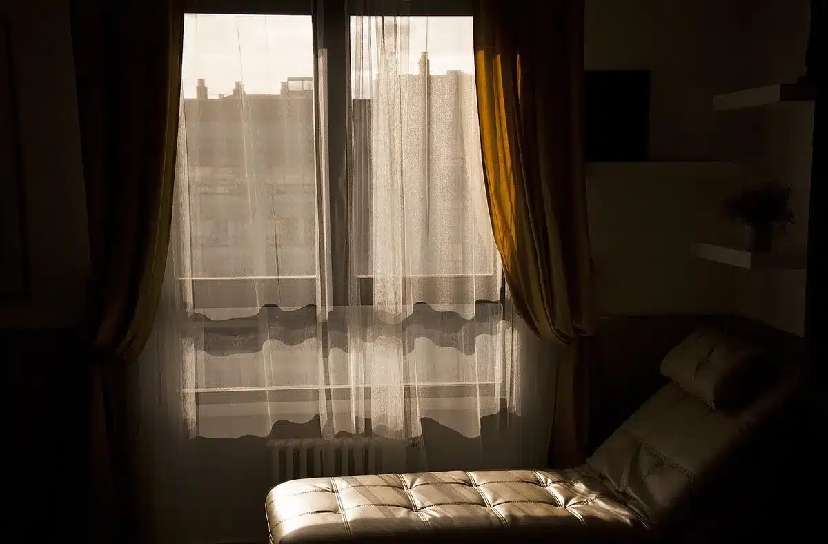 Espace de psychothérapie lumineux avec fauteuil et fenêtre