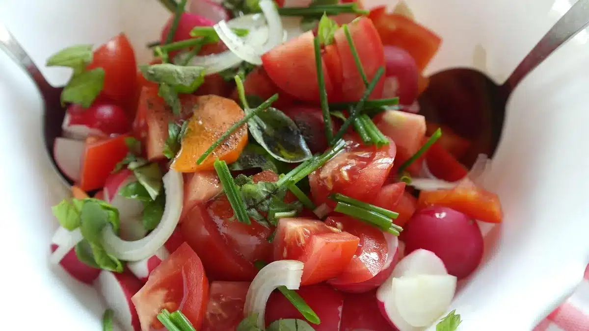 Salade méditerranéenne avec cubes de feta, tomates et concombre