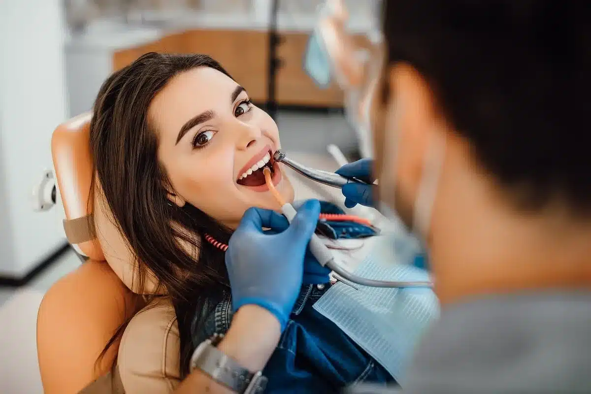 Dentiste examinant la bouche d’un enfant avec radiographie sur écran