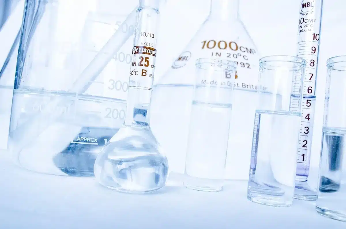 Schéma de moelle osseuse et cellules plasmatiques en laboratoire