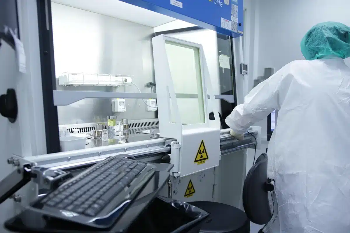 Technicien examinant des échantillons d'emballages en laboratoire