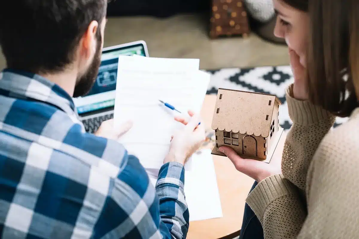 Mains tenant un dossier médical lors d'une consultation