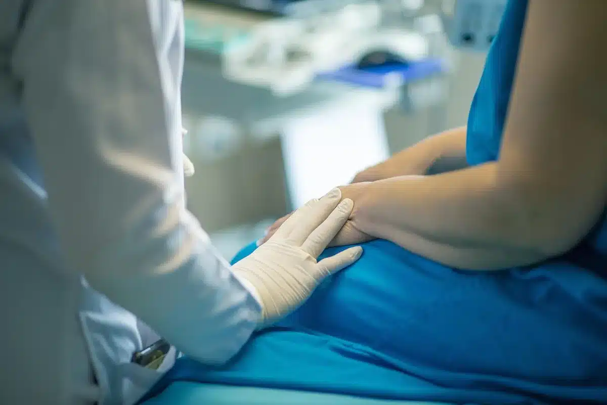 Médecin et patient discutant des résultats d'examens en journée