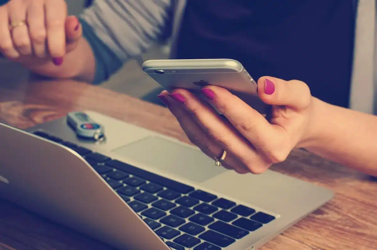 Personne travaillant sur un ordinateur portable dans un bureau lumineux