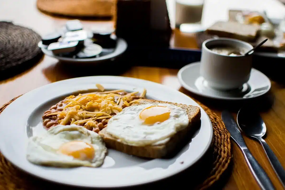 Petit-déjeuner riche en protéines avec œufs et légumineuses