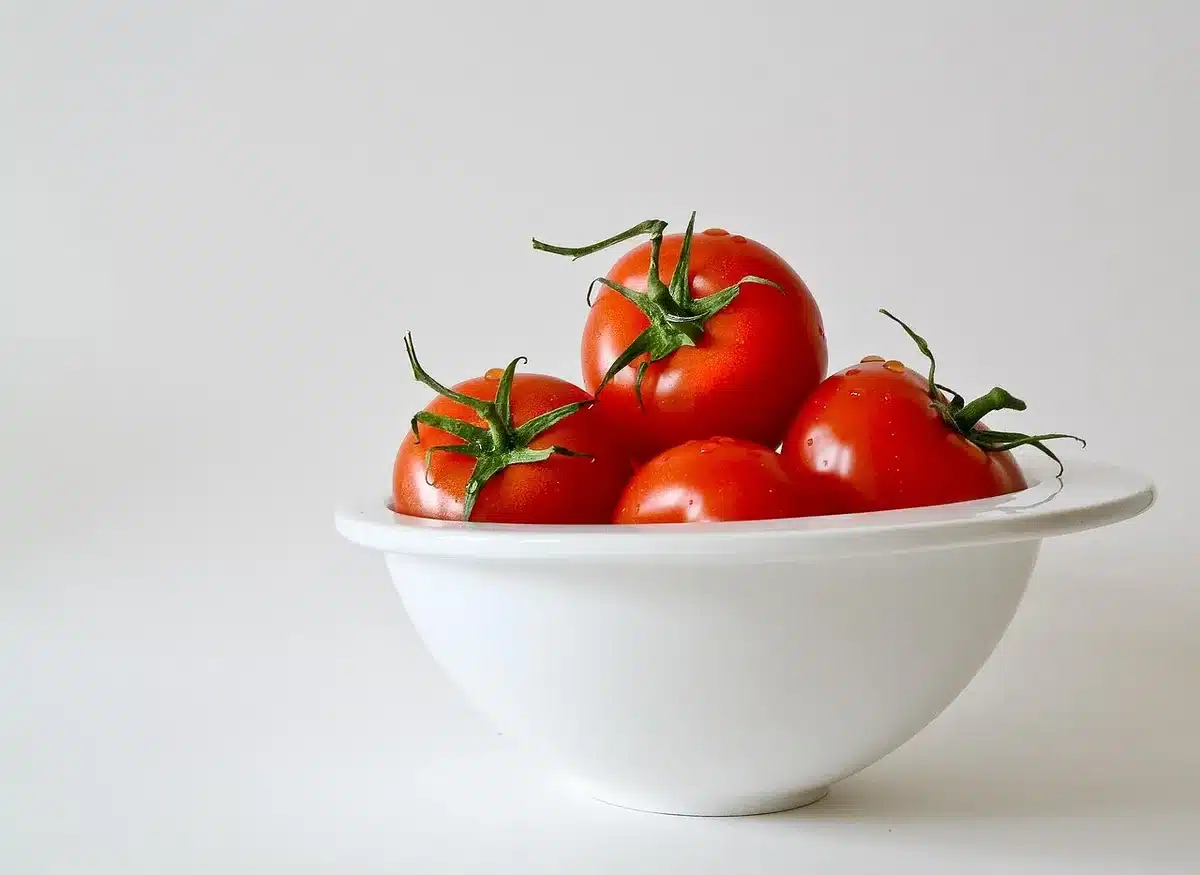Préparation d'une salade ou tartare d'algues dans une cuisine