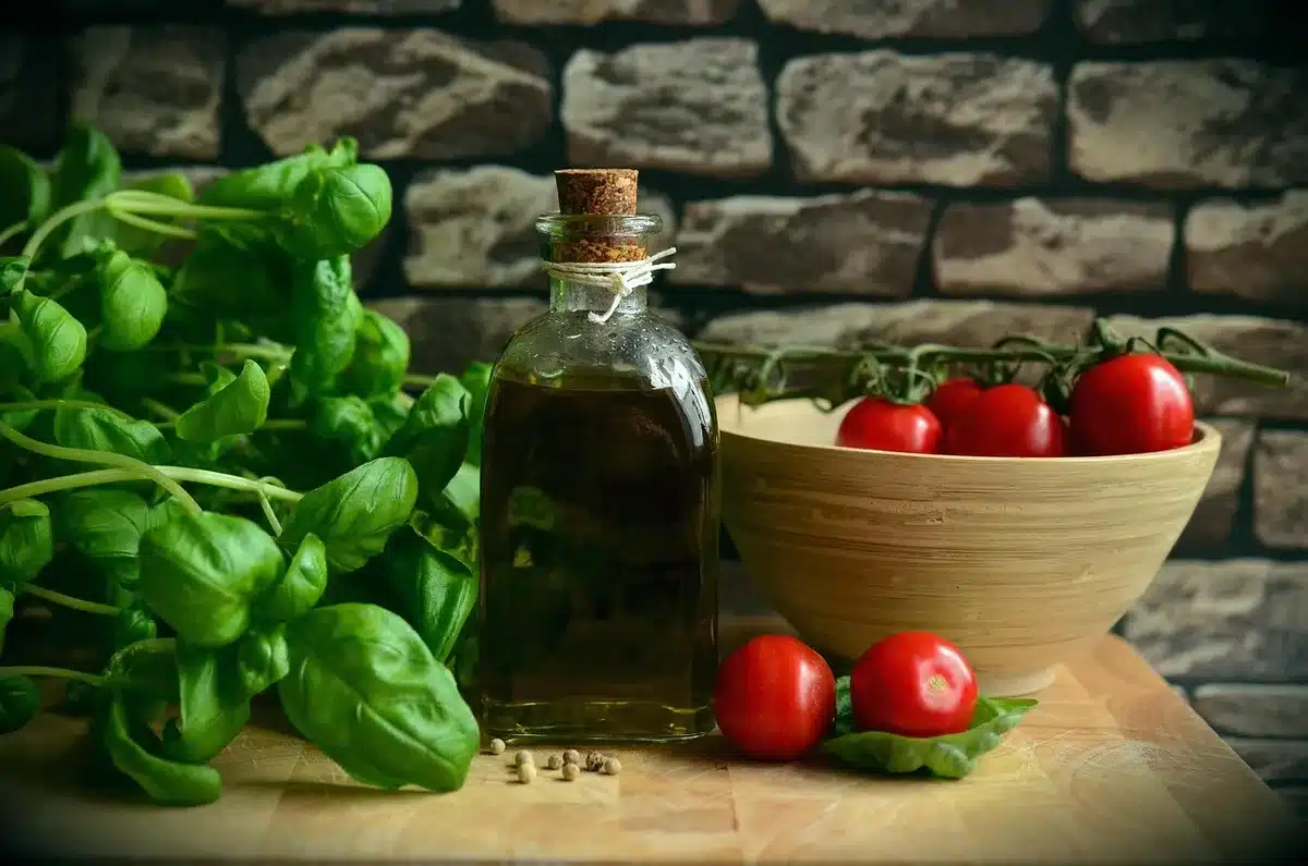Personne planifiant ses courses et menus végétariens avec une liste et légumes