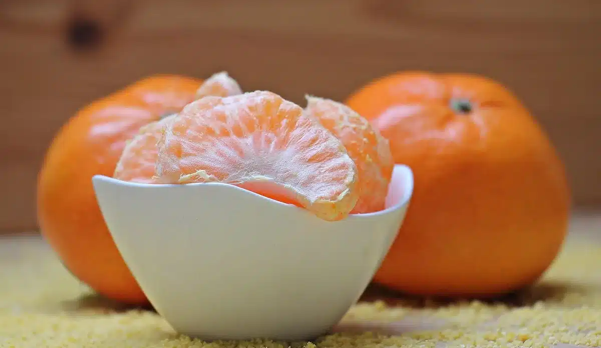 Flacon de sérum à la vitamine C posé sur une table en lumière du jour