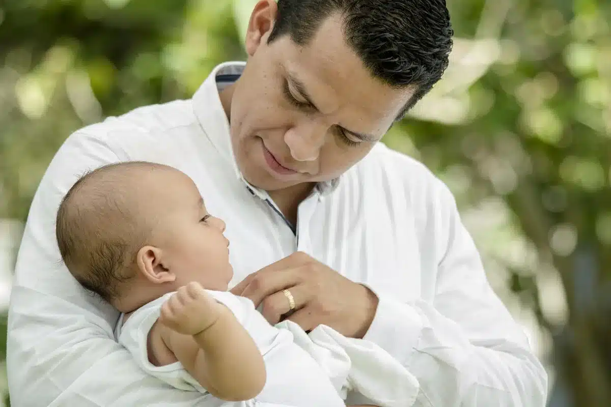 Parent prenant en photo la posture d’un enfant à la maison