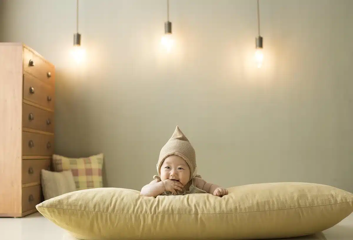 Chambre aérée et lumineuse avec fenêtre ouverte et lit bien fait