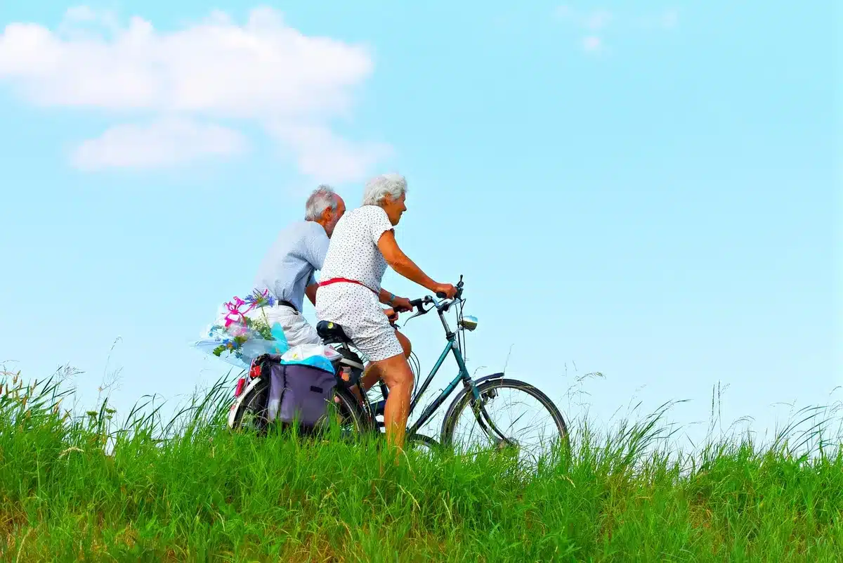 Personne pratiquant des exercices de respiration près d'une fenêtre en journée