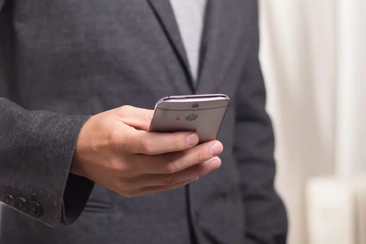 Téléphone affichant une notification promotionnelle d'un site de paris sportifs