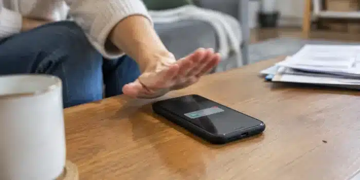 Enquête : comment les mises gratuites des sites de paris sportifs alimentent l'addiction