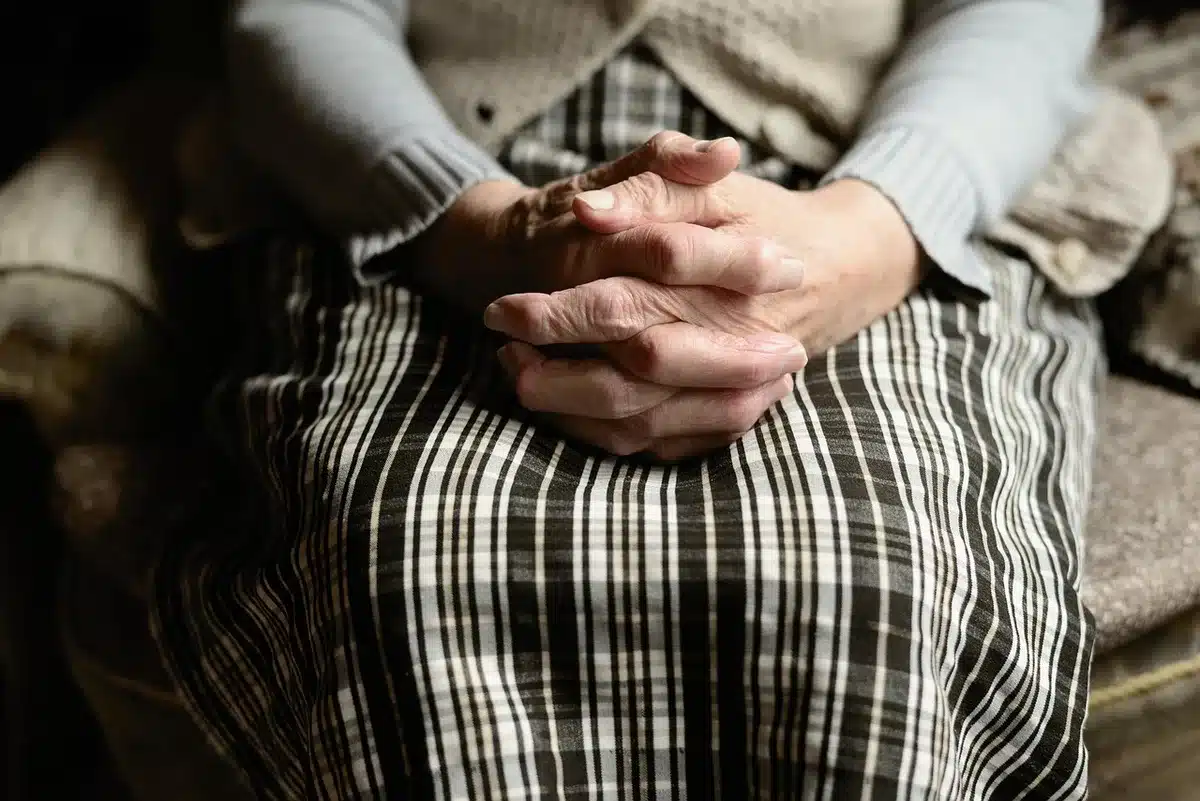 Personne réalisant un exercice de renforcement chez elle avec un kinésithérapeute guidant