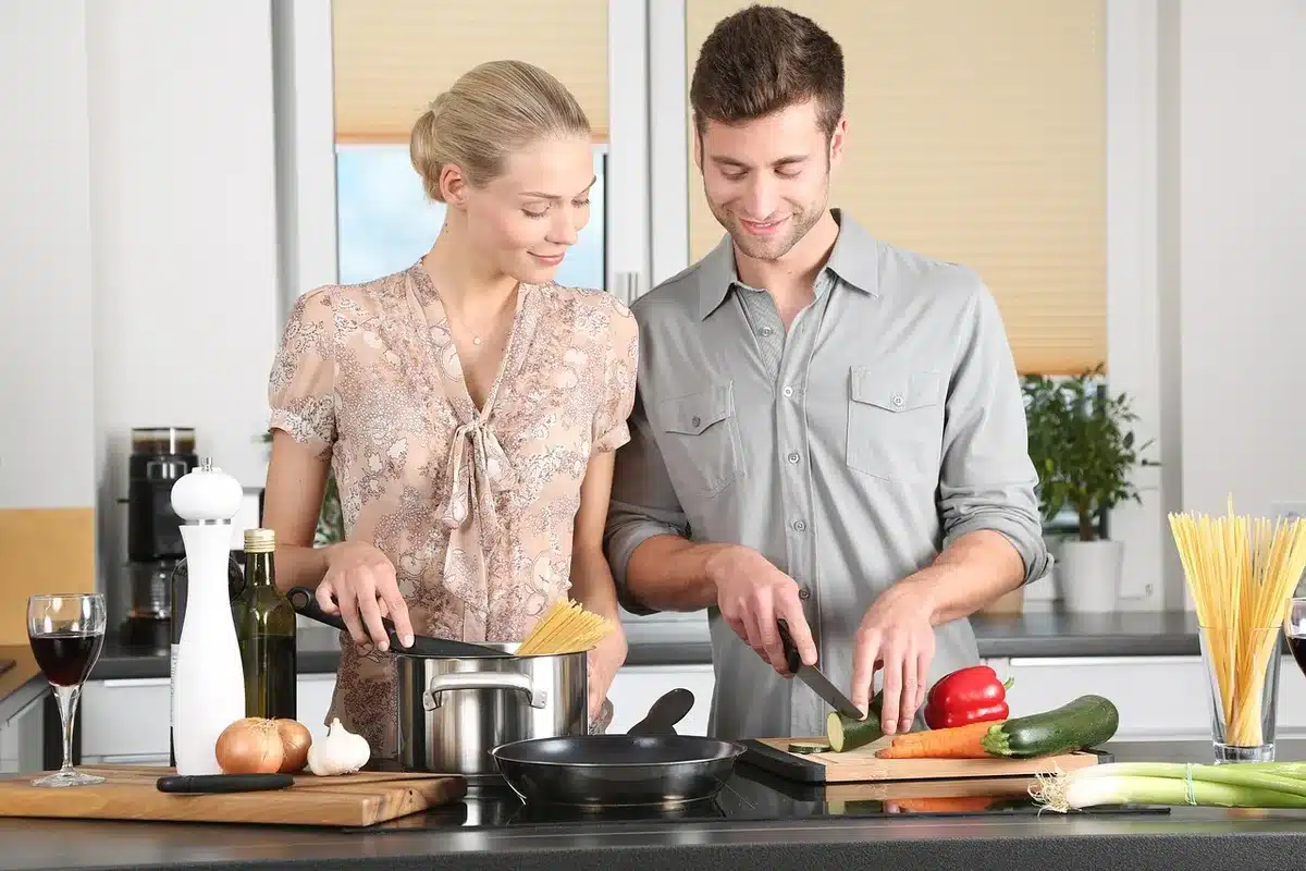 Cuisine aménagée avec ustensiles ergonomiques et plan de travail adapté pour éviter de se pencher