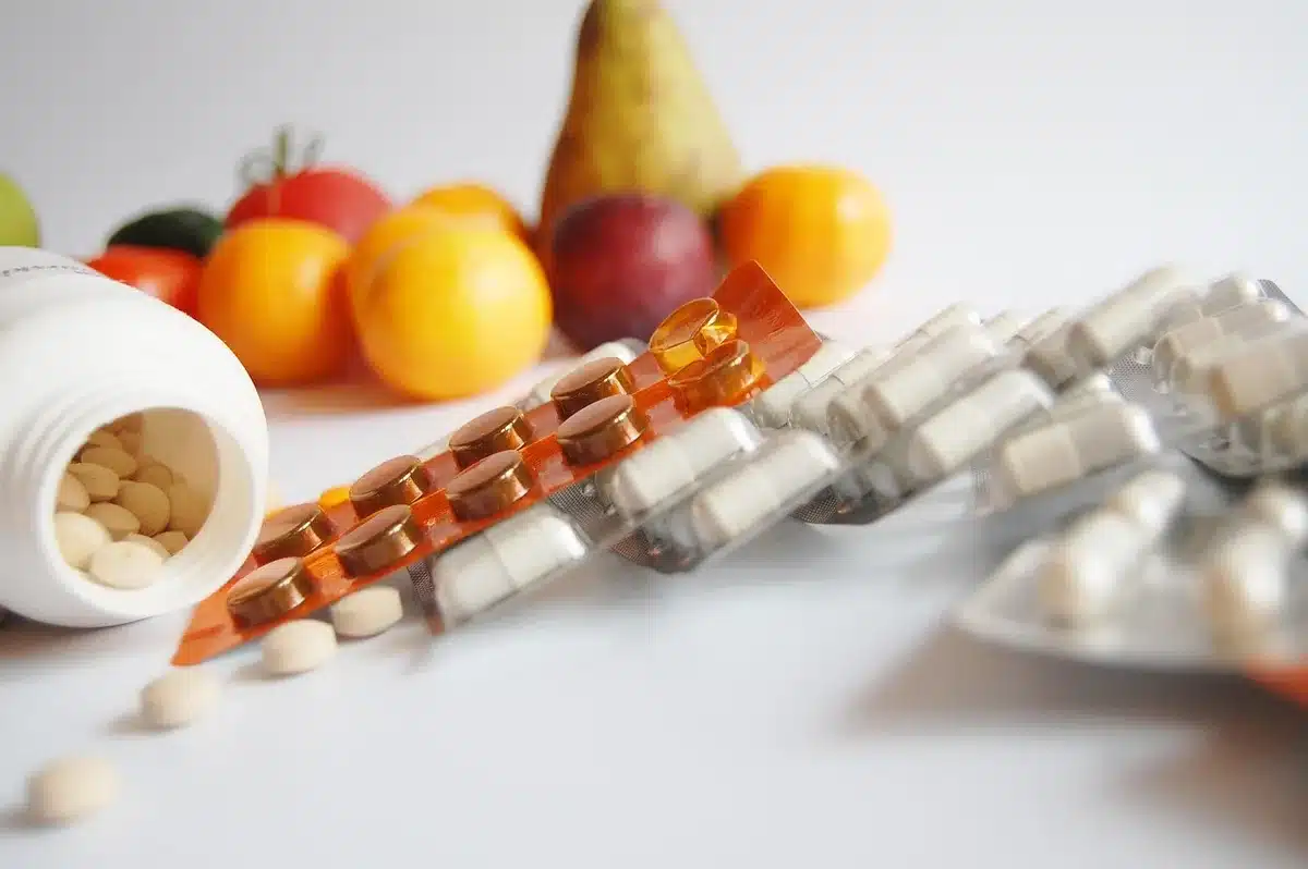 Boîte de médicaments et dossier patient sur une table de consultation