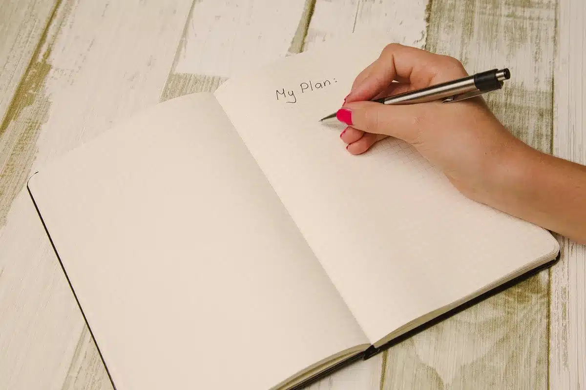 Carnet et calendrier avec notes sur une routine de sommeil