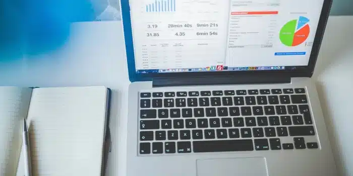 Salle de consultation lumineuse avec carnet et stylo sur table, mains anonymes à côté