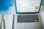 Salle de consultation lumineuse avec carnet et stylo sur table, mains anonymes à côté