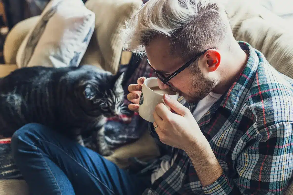 Personne assise, perdue dans ses pensées, montrant rumination et anxiété