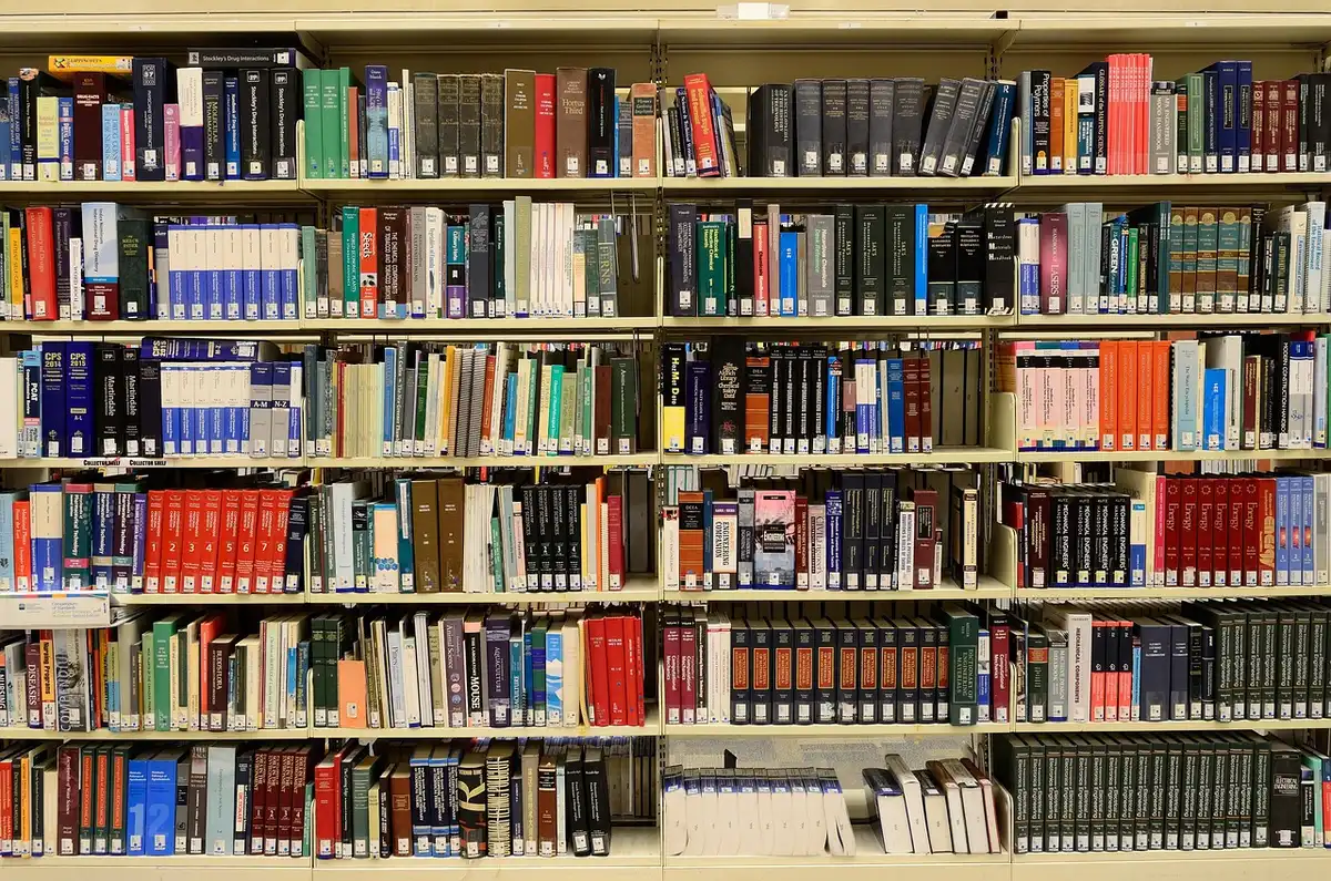 Bénévole distribuant matériel de réduction des risques et information en journée