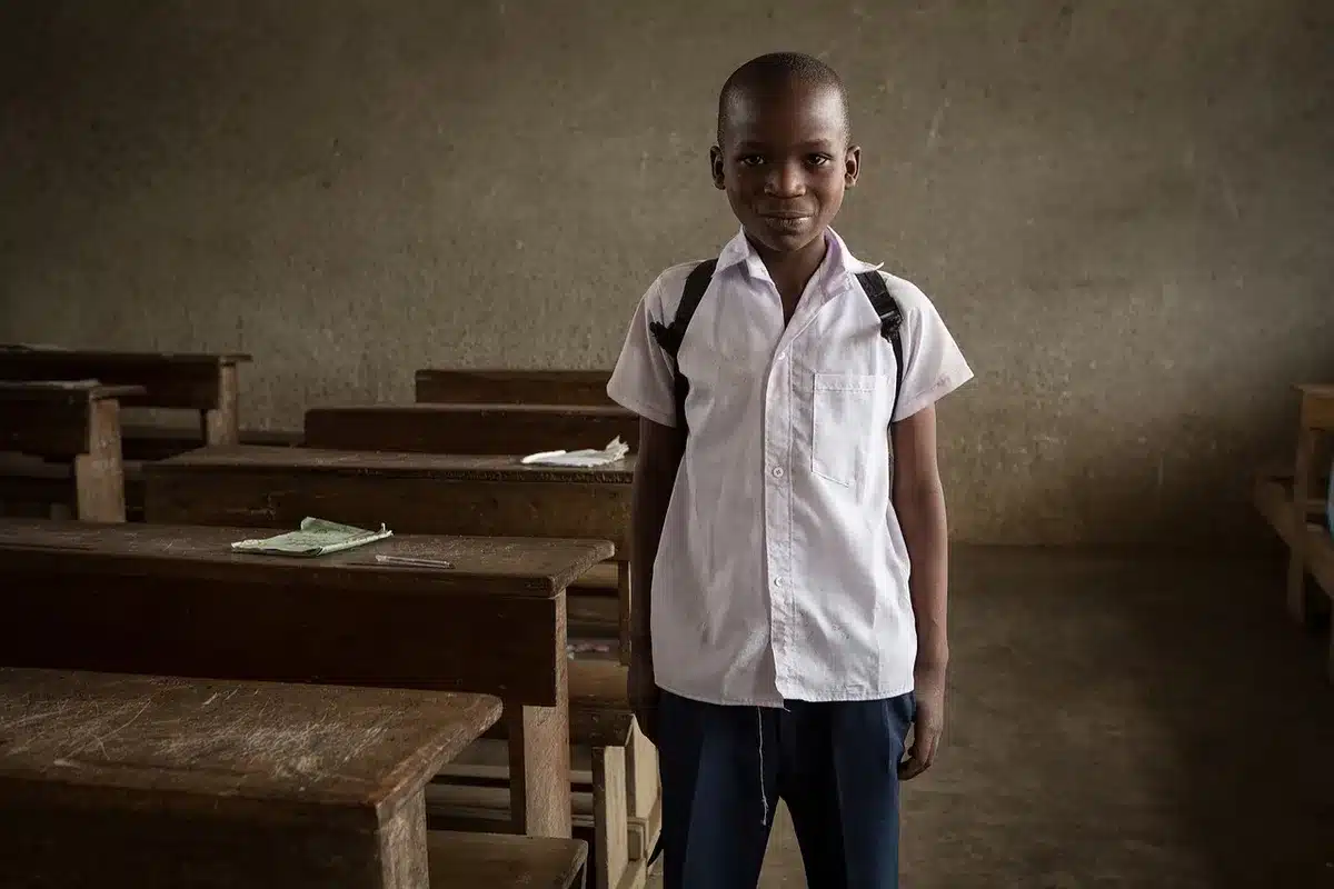Élèves en classe participant à une activité sans écrans