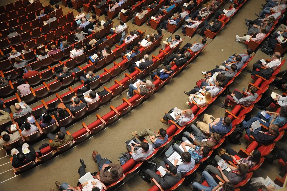 Parents et enseignants discutant autour d'une table en école