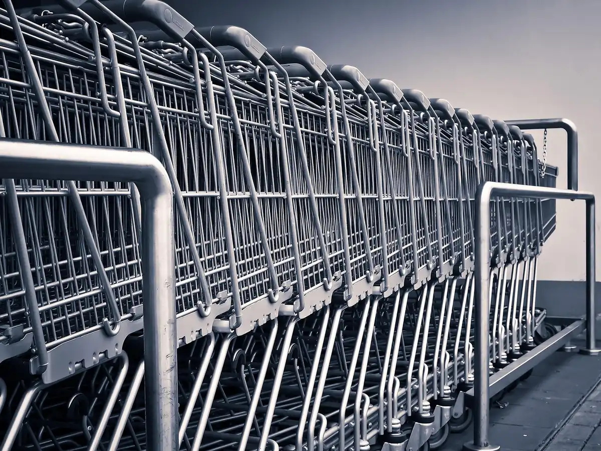 Produits alimentaires biologiques alignés sur une étagère en magasin en journée