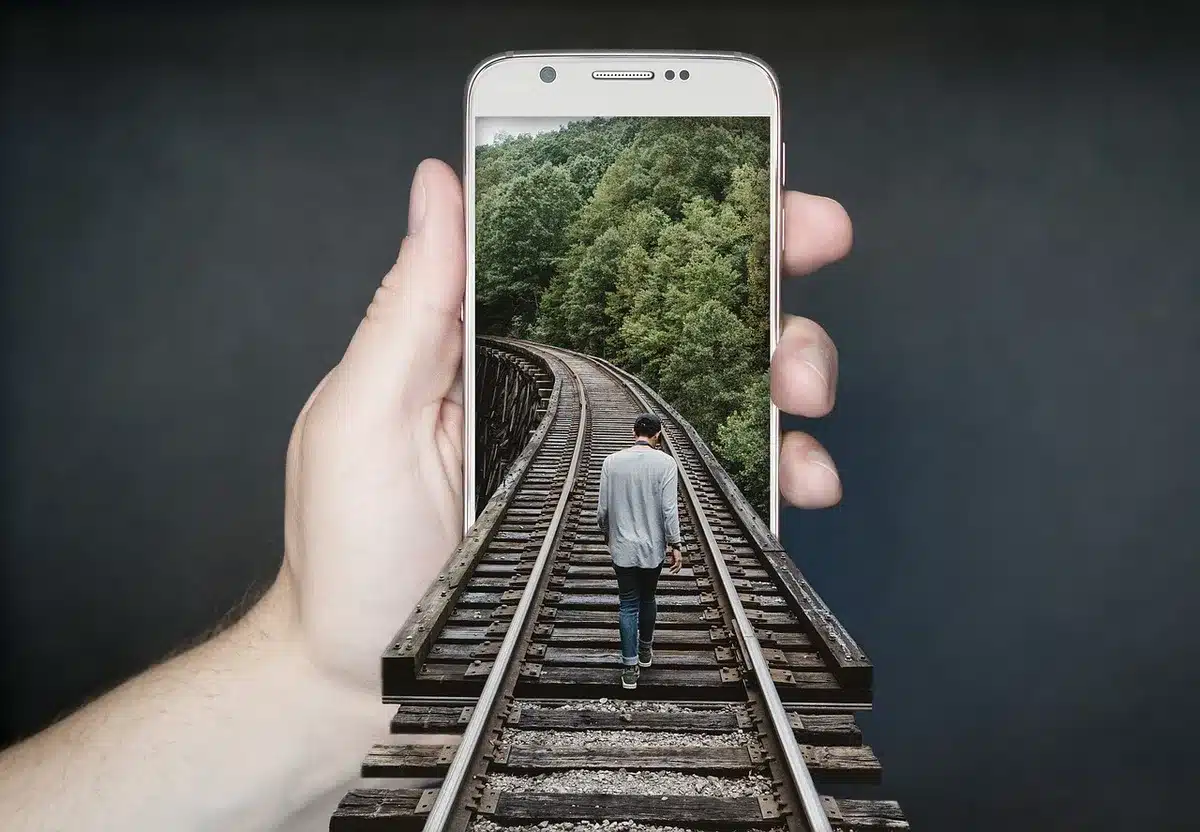 Parent réglant les paramètres de contrôle parental sur un smartphone