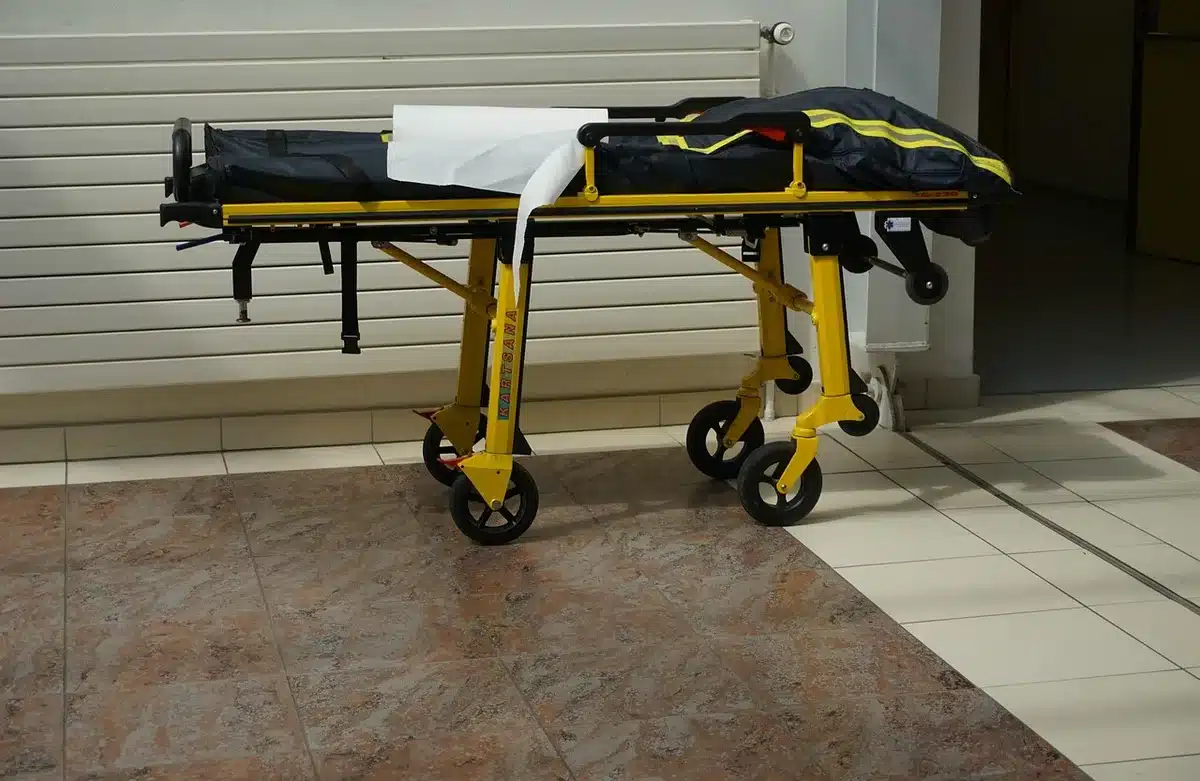 Médecin examinant des images et du dossier patient au service des urgences