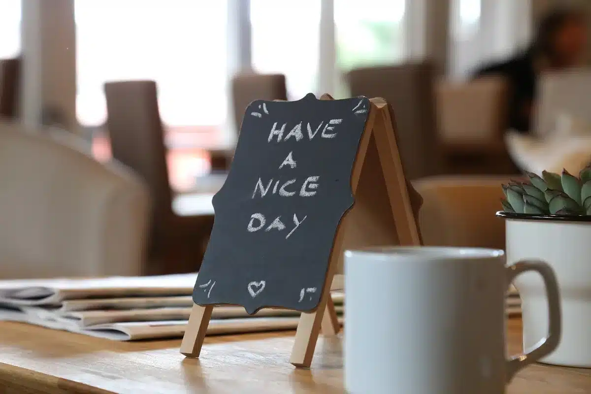 Personne prenant une pause-café attentive, regard détendu