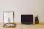 Bureau de maison en plein jour avec un carnet, un ordinateur fermé et une tasse de thé
