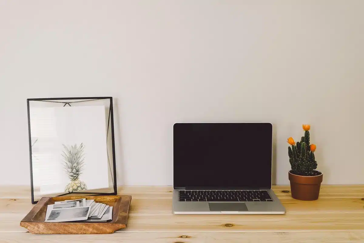 Bureau de maison en plein jour avec un carnet, un ordinateur fermé et une tasse de thé
