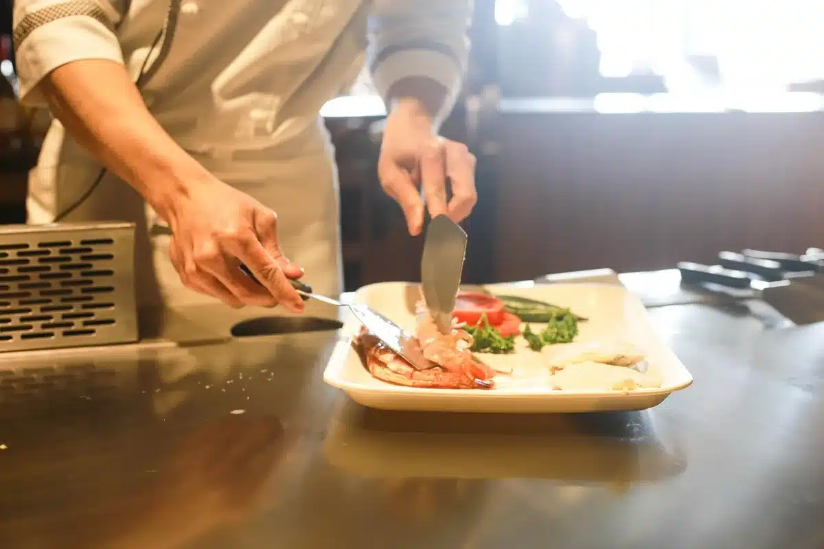 Personne repoussant une assiette à table, exprimant malaise abdominal
