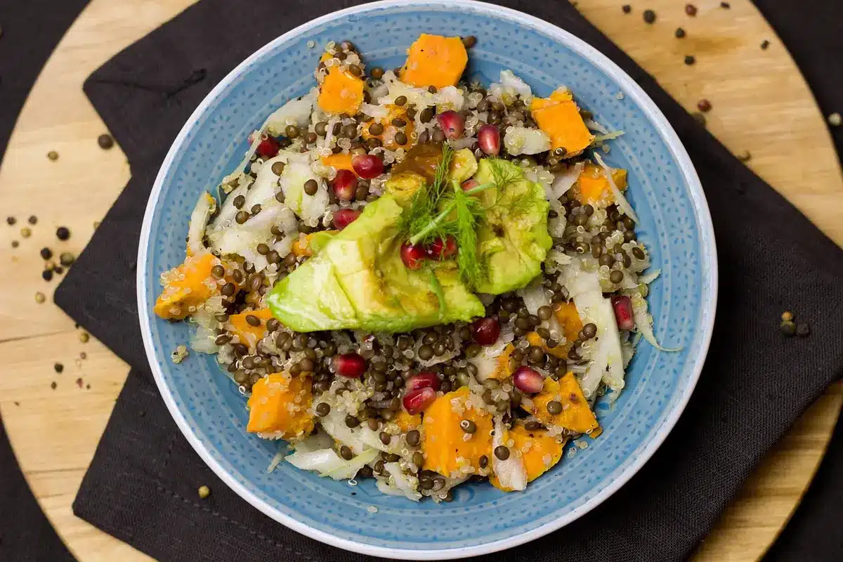 Grande salade composée avec avocat et saumon montrant densité énergétique